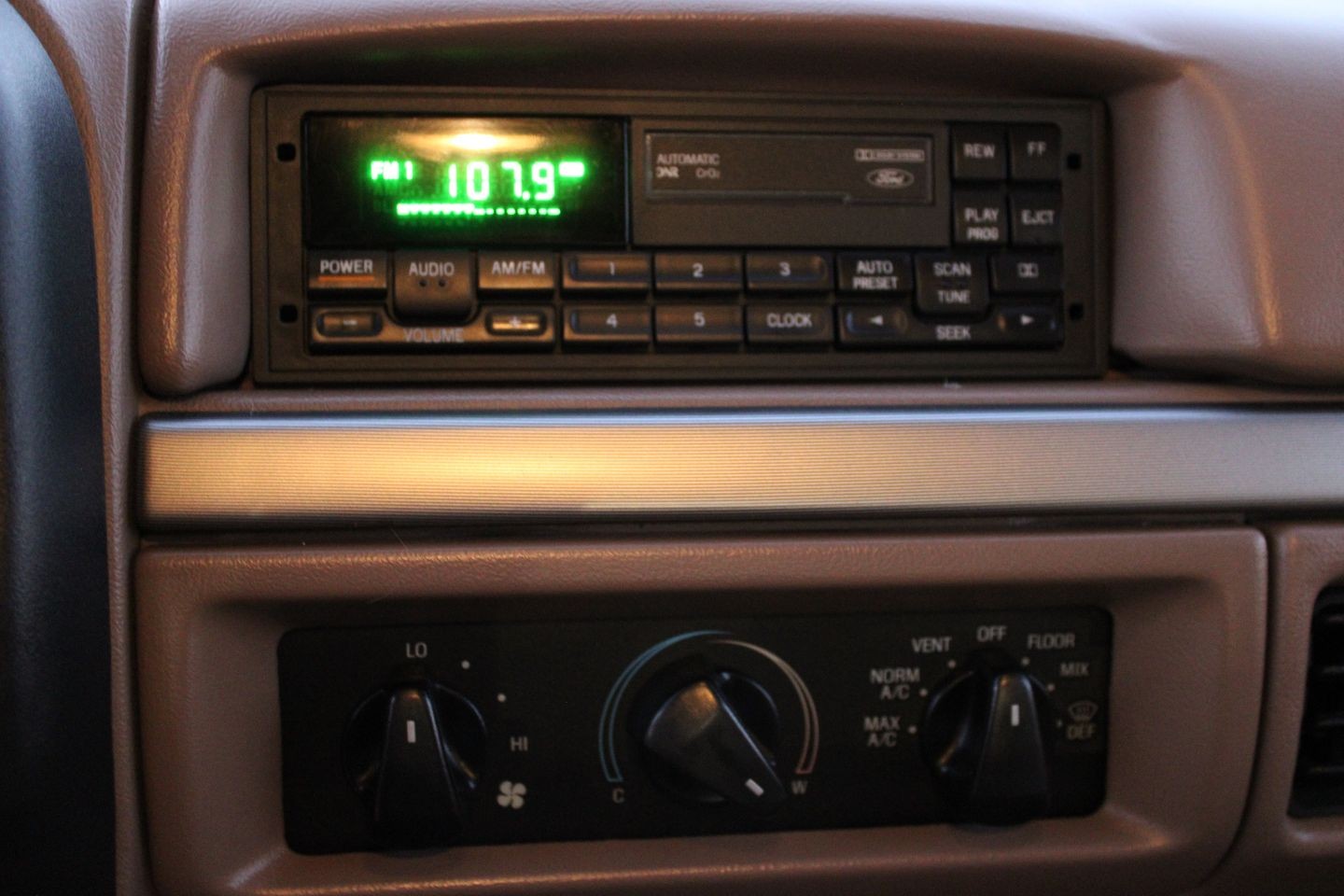 Ford-Bronco-1994-SUV-26