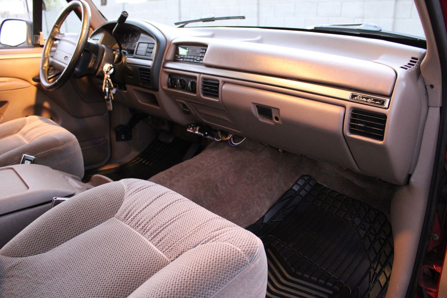 Ford-Bronco-1994-SUV-31