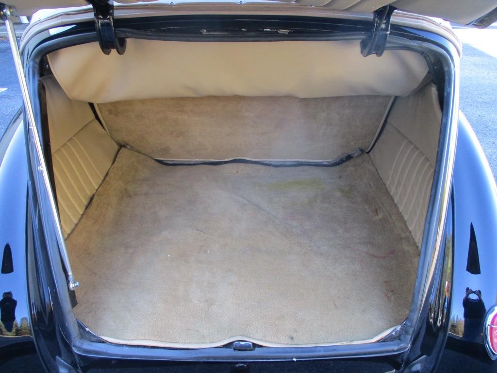 Ford-Cabriolet-Deluxe-Street-Rod-LS1-resto-mod-drivetrain-1939-17