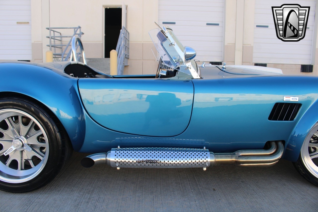 Ford-Cobra-1965-coupe-10