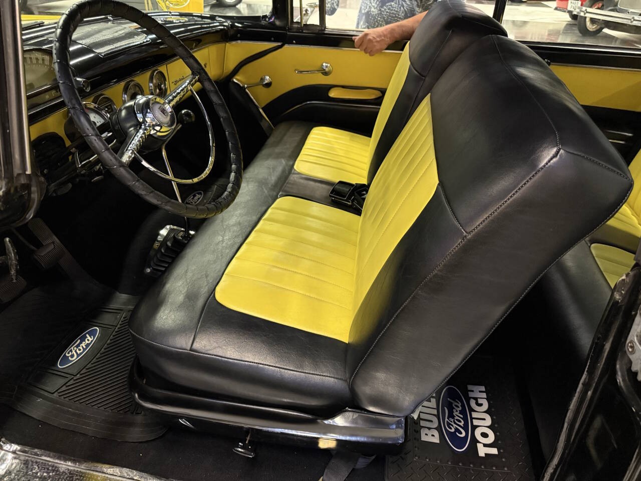 Ford-Crown-Victoria-1955-Coupe-14