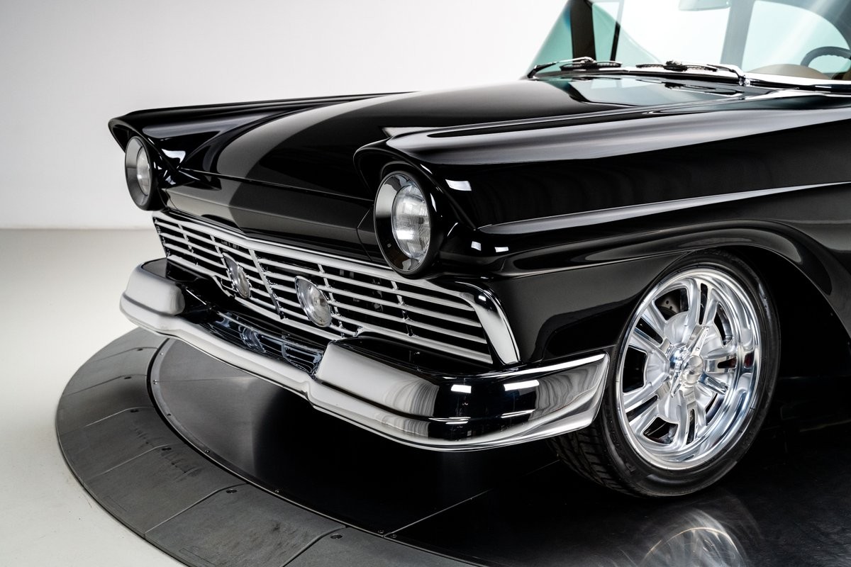 Ford-Custom-1957-Sedan-10