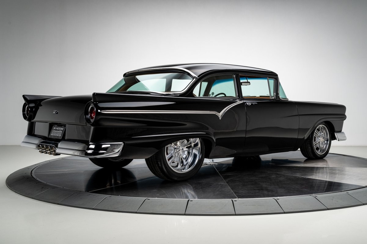 Ford-Custom-1957-Sedan-18