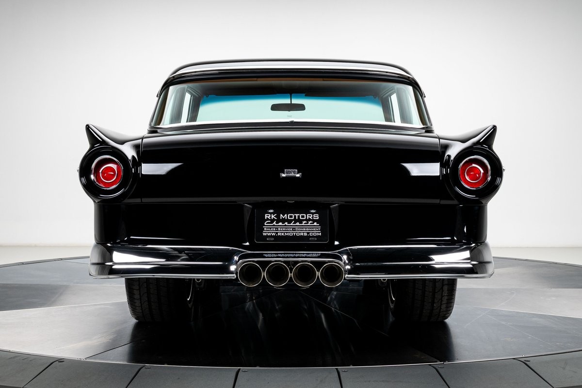 Ford-Custom-1957-Sedan-19