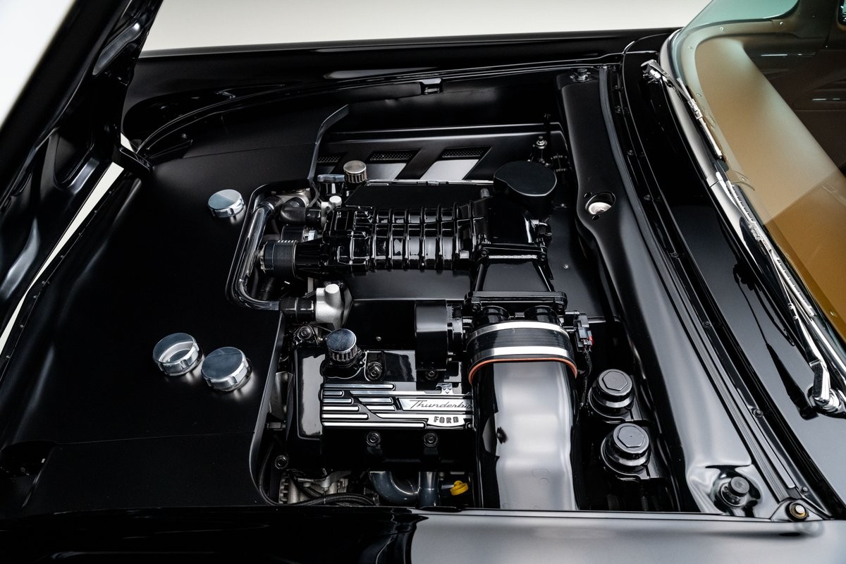 Ford-Custom-1957-Sedan-28