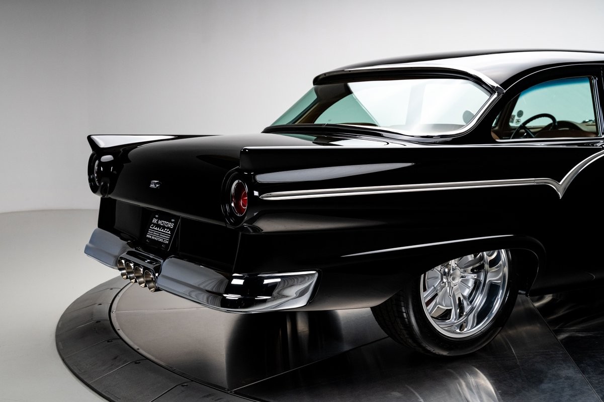 Ford-Custom-1957-Sedan-4