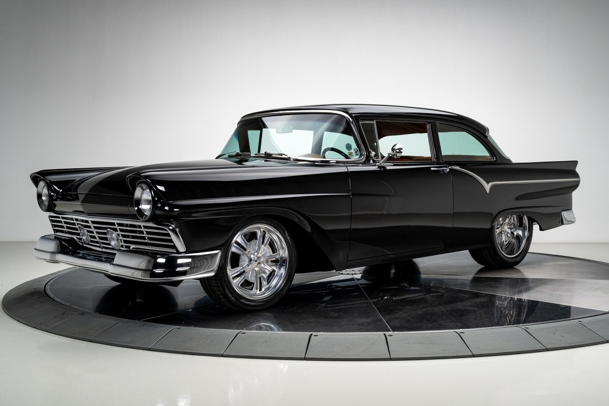 Ford-Custom-1957-Sedan-5