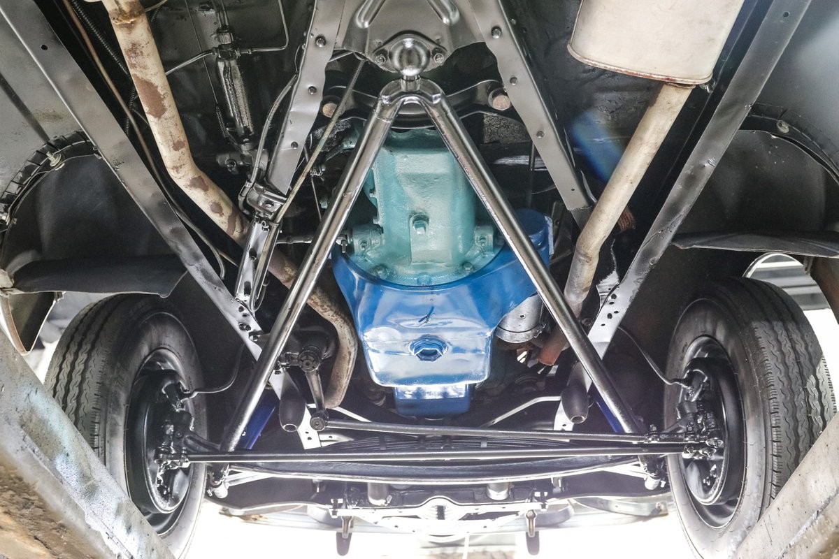 Ford-Deluxe-1940-Coupe-27