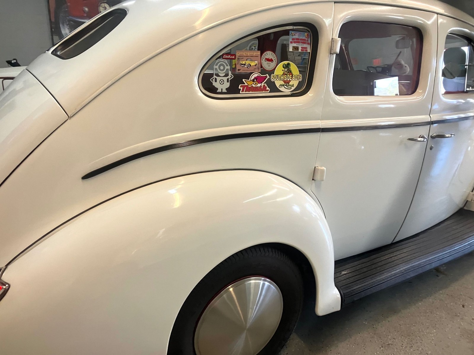 Ford-Deluxe-1940-Custom-Deluxe-Sedan-10