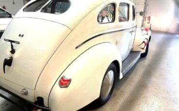 Ford-Deluxe-1940-Custom-Deluxe-Sedan-12