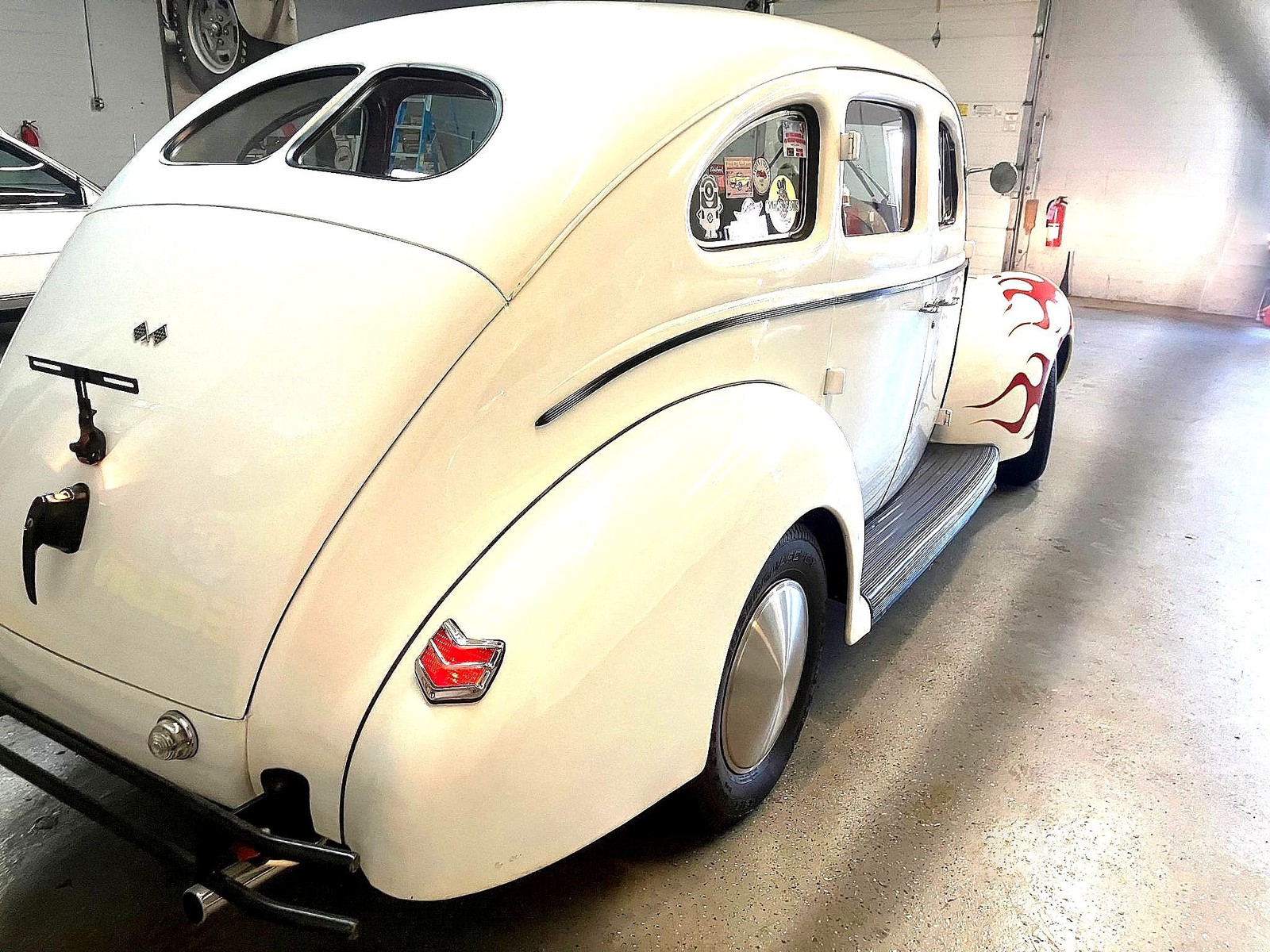 Ford-Deluxe-1940-Custom-Deluxe-Sedan-12