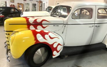 Ford-Deluxe-1940-Custom-Deluxe-Sedan-2