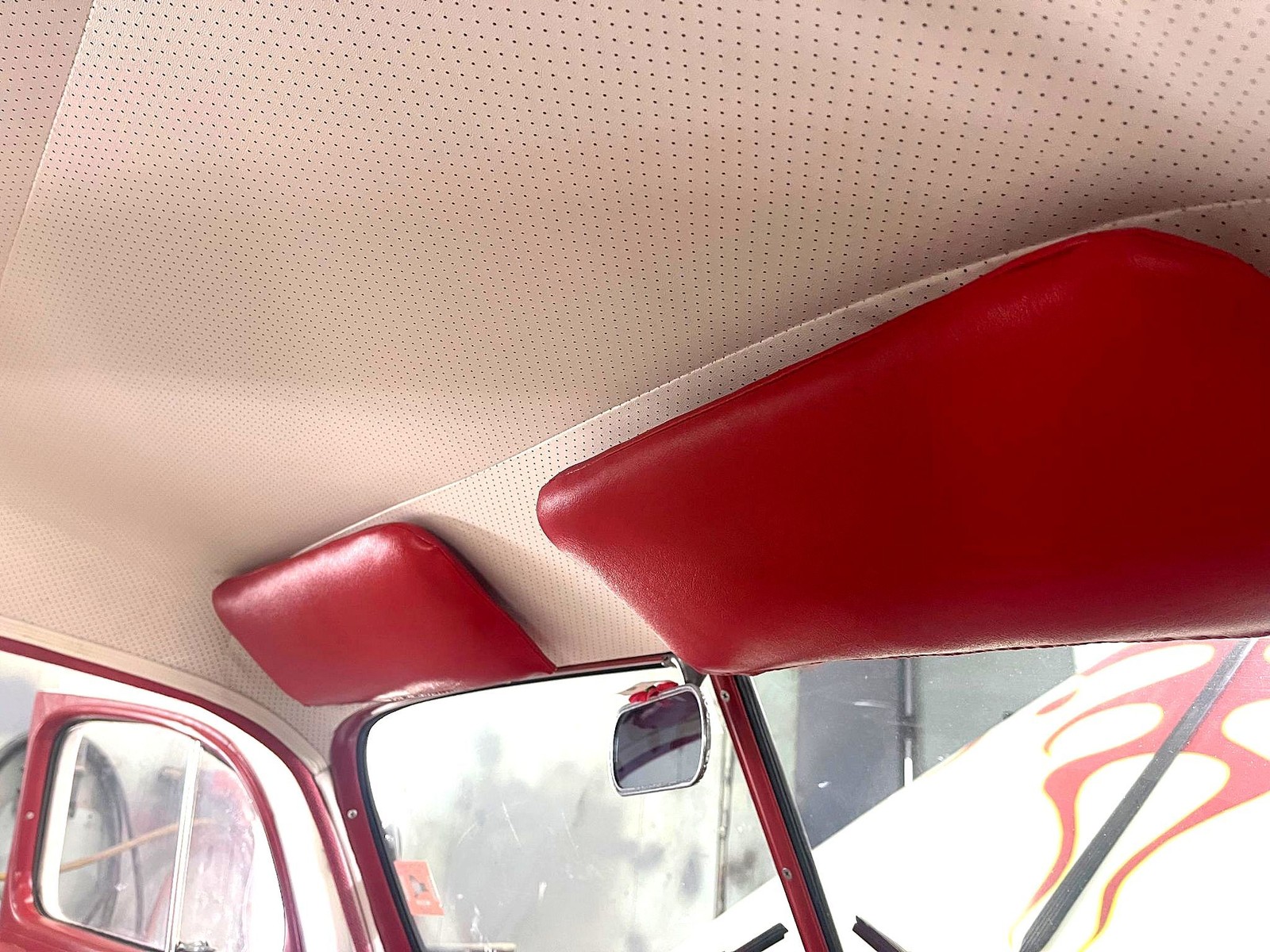 Ford-Deluxe-1940-Custom-Deluxe-Sedan-30