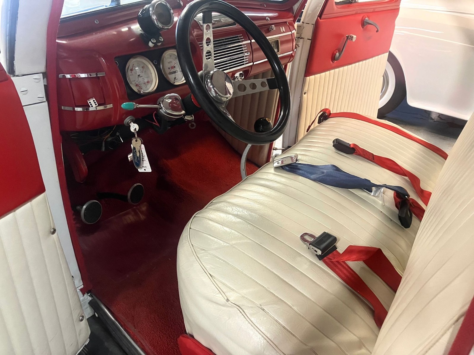 Ford-Deluxe-1940-Custom-Deluxe-Sedan-31