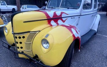 Ford-Deluxe-1940-Custom-Deluxe-Sedan
