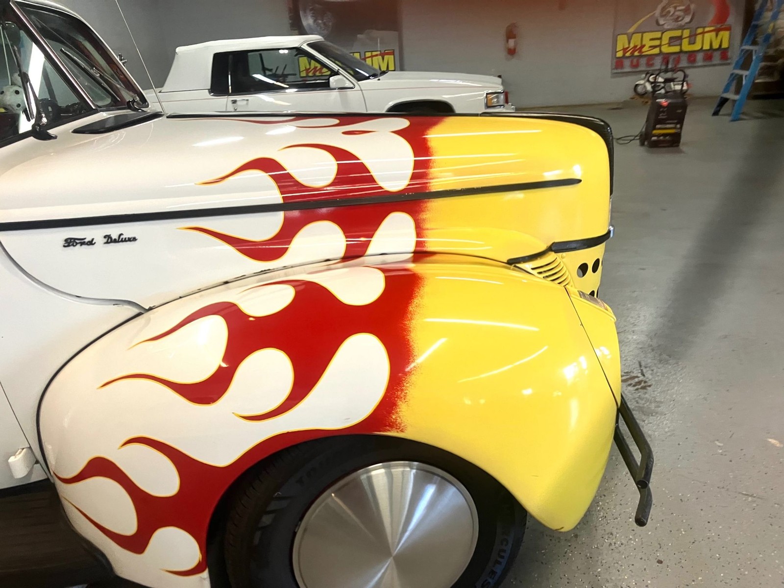 Ford-Deluxe-1940-Custom-Deluxe-Sedan-5