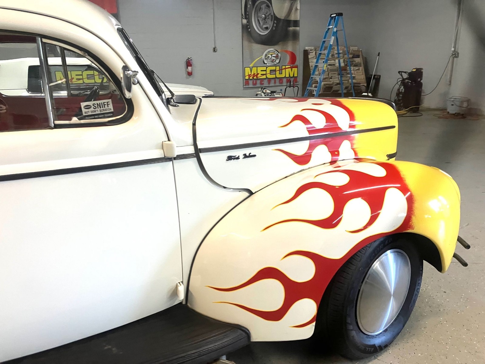 Ford-Deluxe-1940-Custom-Deluxe-Sedan-7