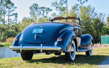Ford-Deluxe-1940-Lyon-Blue-Tan-1