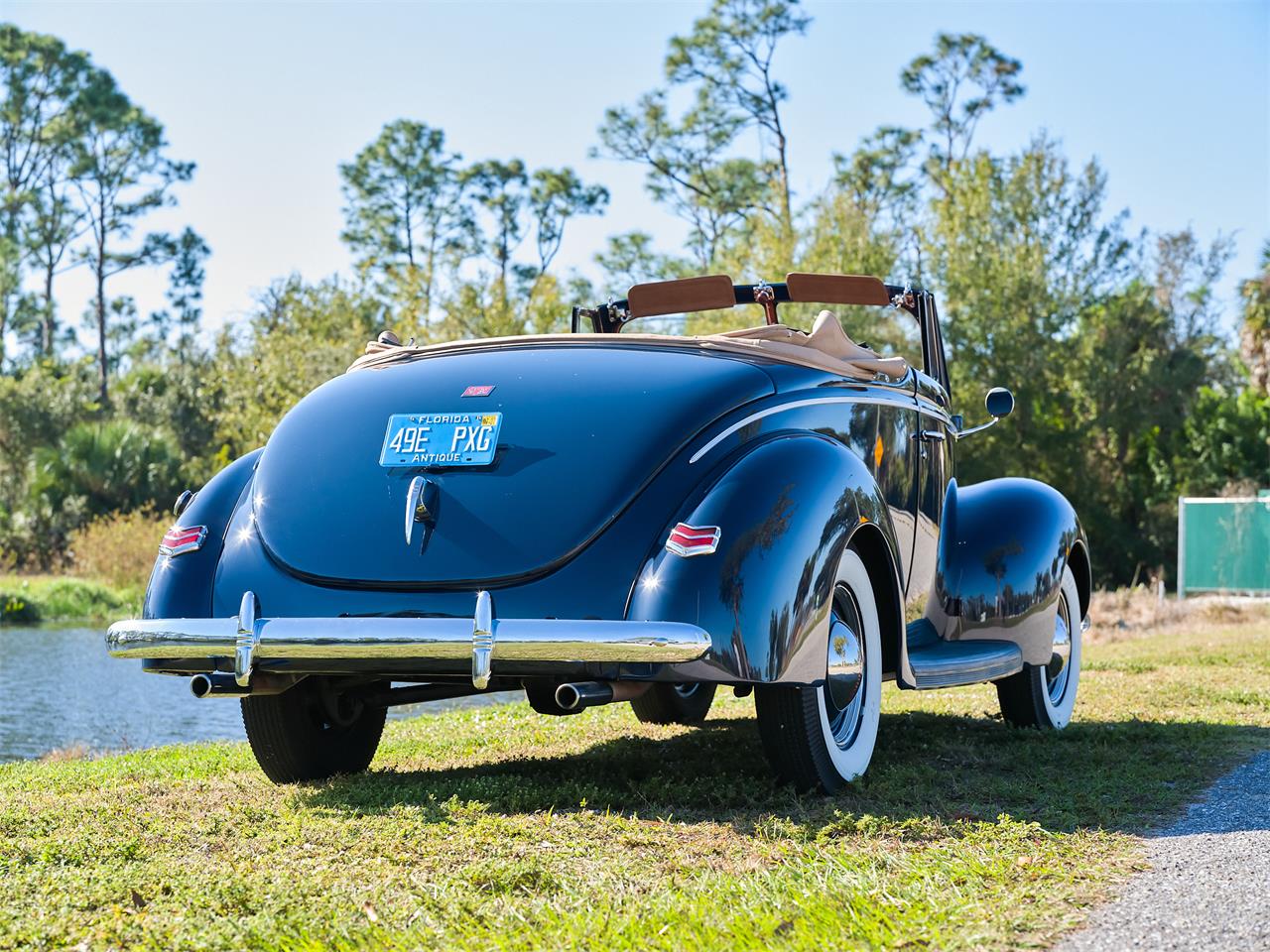 Ford-Deluxe-1940-Lyon-Blue-Tan-1