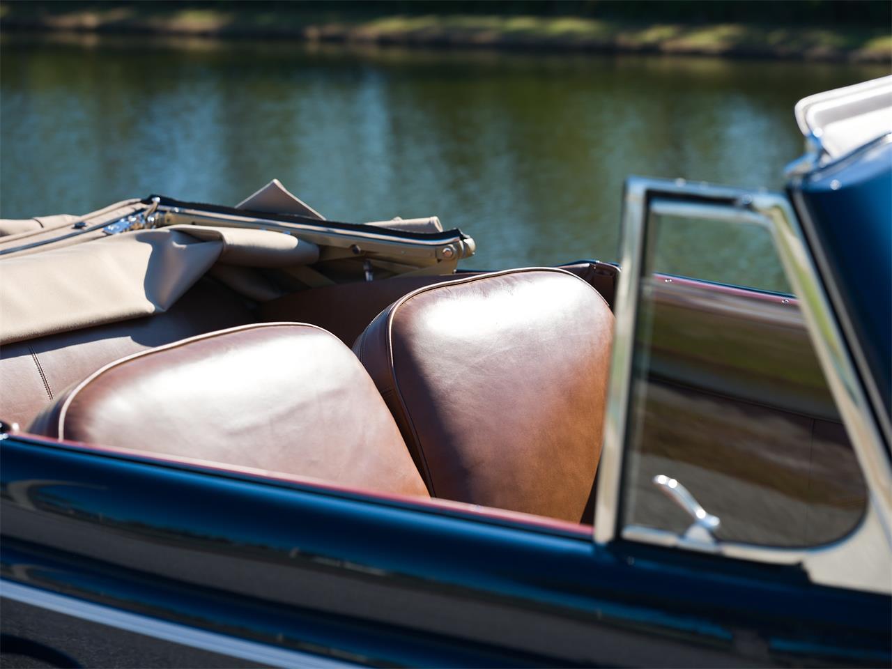 Ford-Deluxe-1940-Lyon-Blue-Tan-13