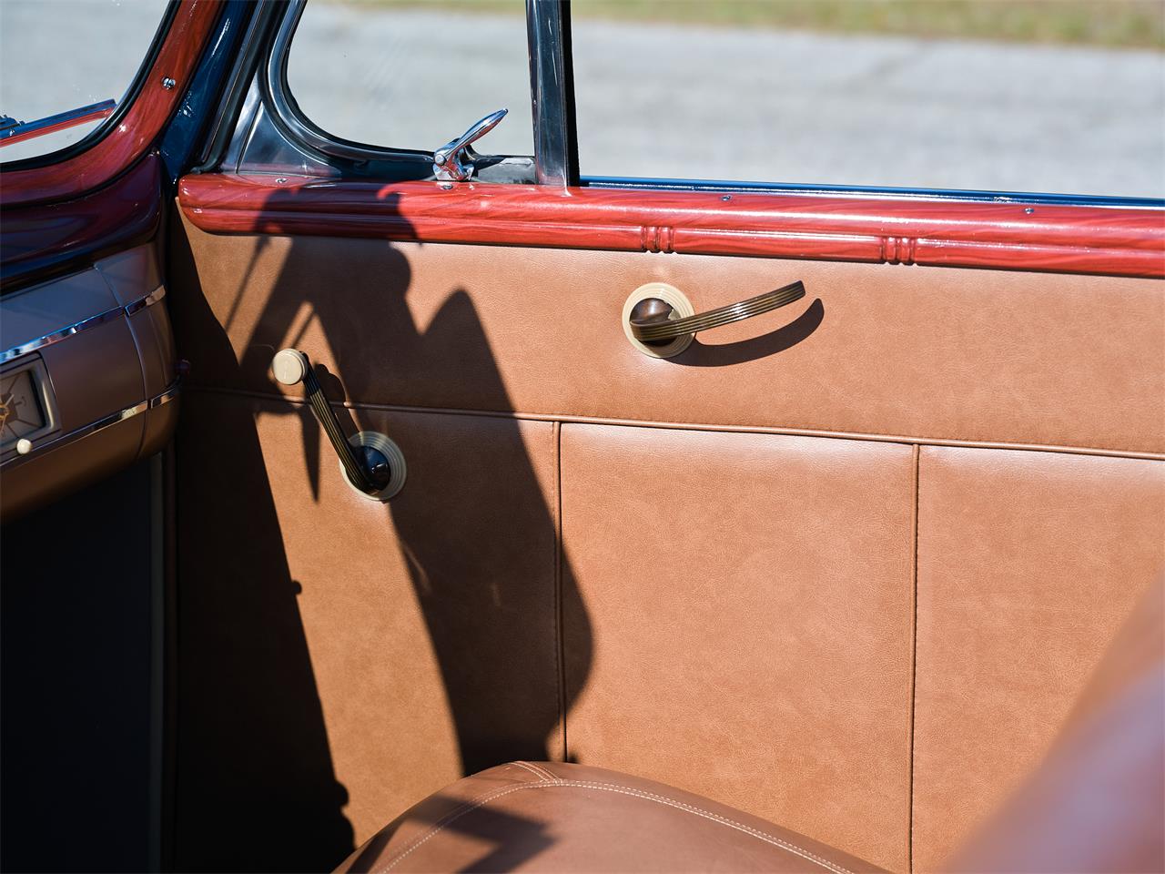 Ford-Deluxe-1940-Lyon-Blue-Tan-15
