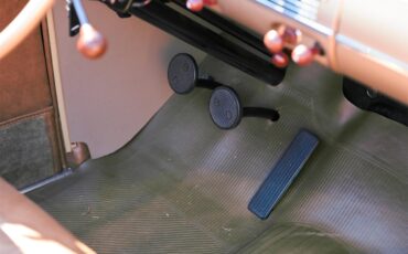 Ford-Deluxe-1940-Lyon-Blue-Tan-16