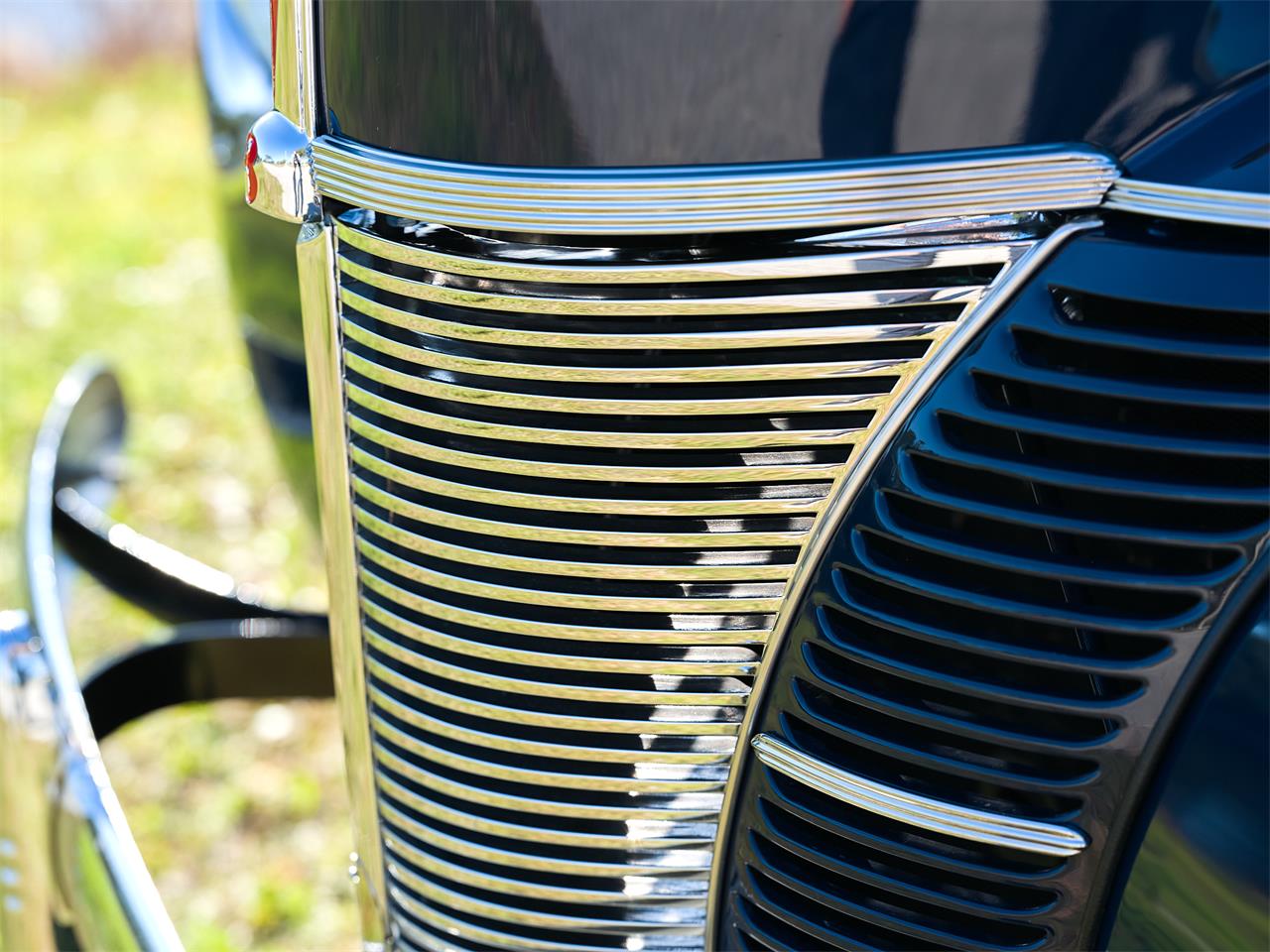 Ford-Deluxe-1940-Lyon-Blue-Tan-2