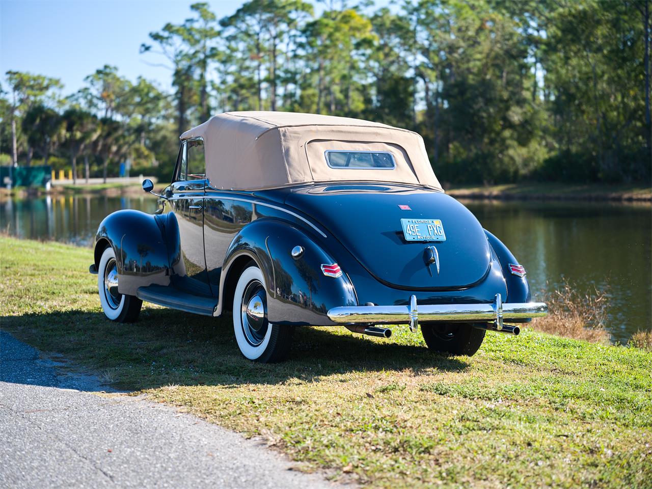 Ford-Deluxe-1940-Lyon-Blue-Tan-28