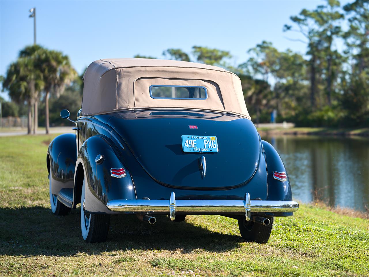 Ford-Deluxe-1940-Lyon-Blue-Tan-29
