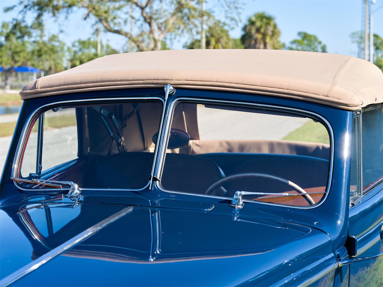 Ford-Deluxe-1940-Lyon-Blue-Tan-3