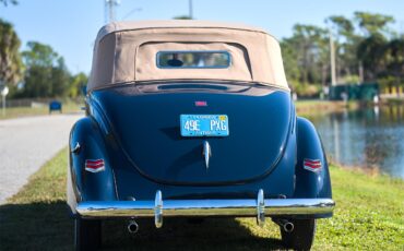 Ford-Deluxe-1940-Lyon-Blue-Tan-30