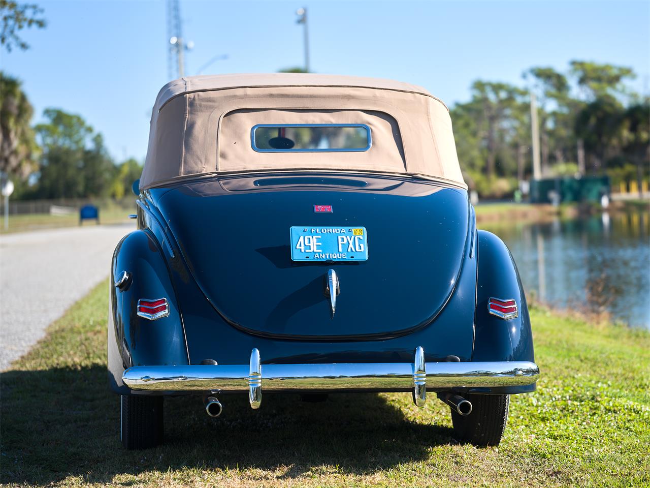 Ford-Deluxe-1940-Lyon-Blue-Tan-30