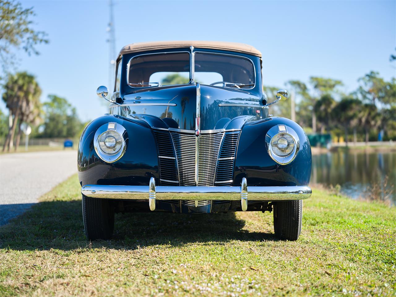 Ford-Deluxe-1940-Lyon-Blue-Tan-32