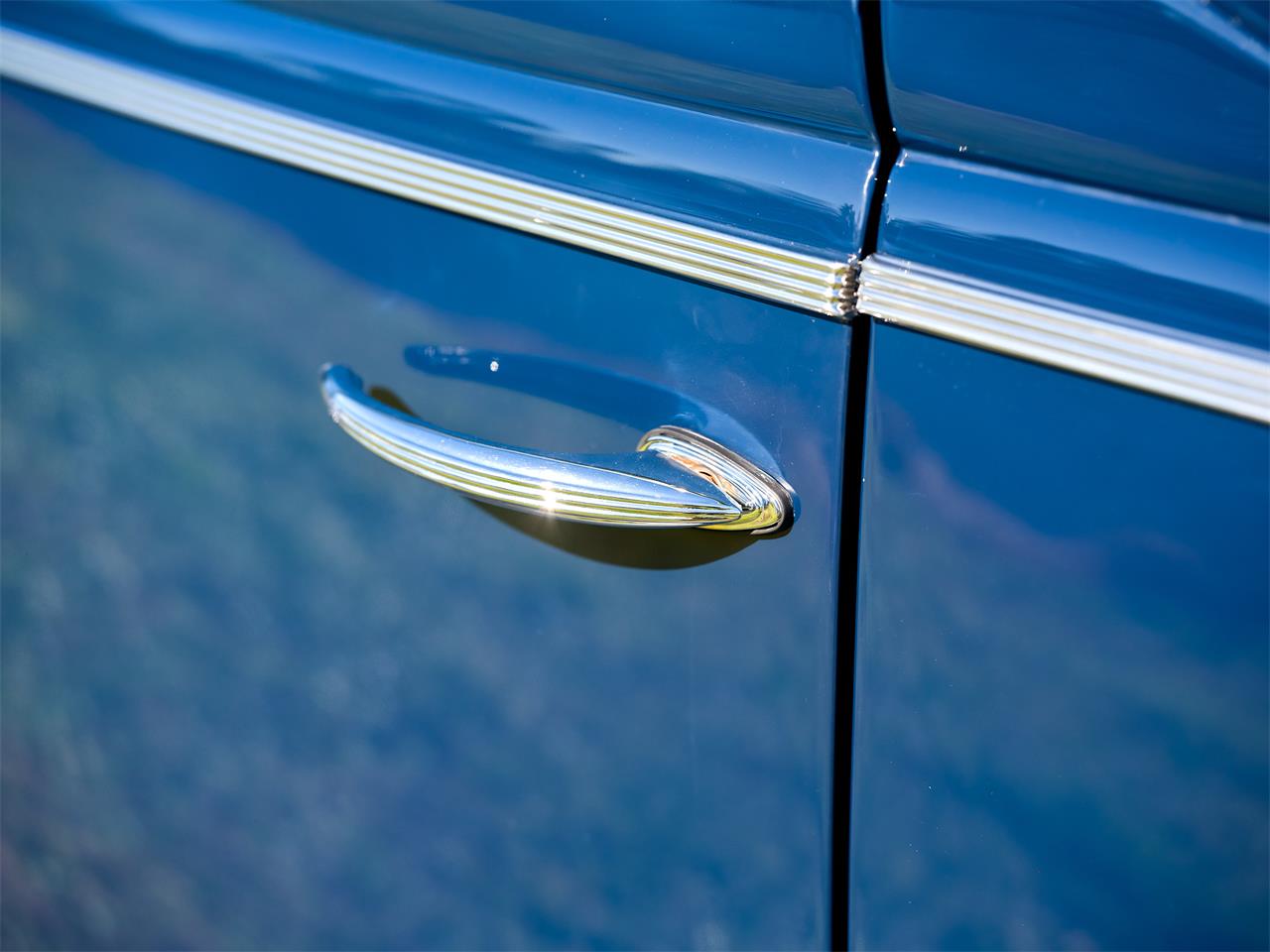 Ford-Deluxe-1940-Lyon-Blue-Tan-33
