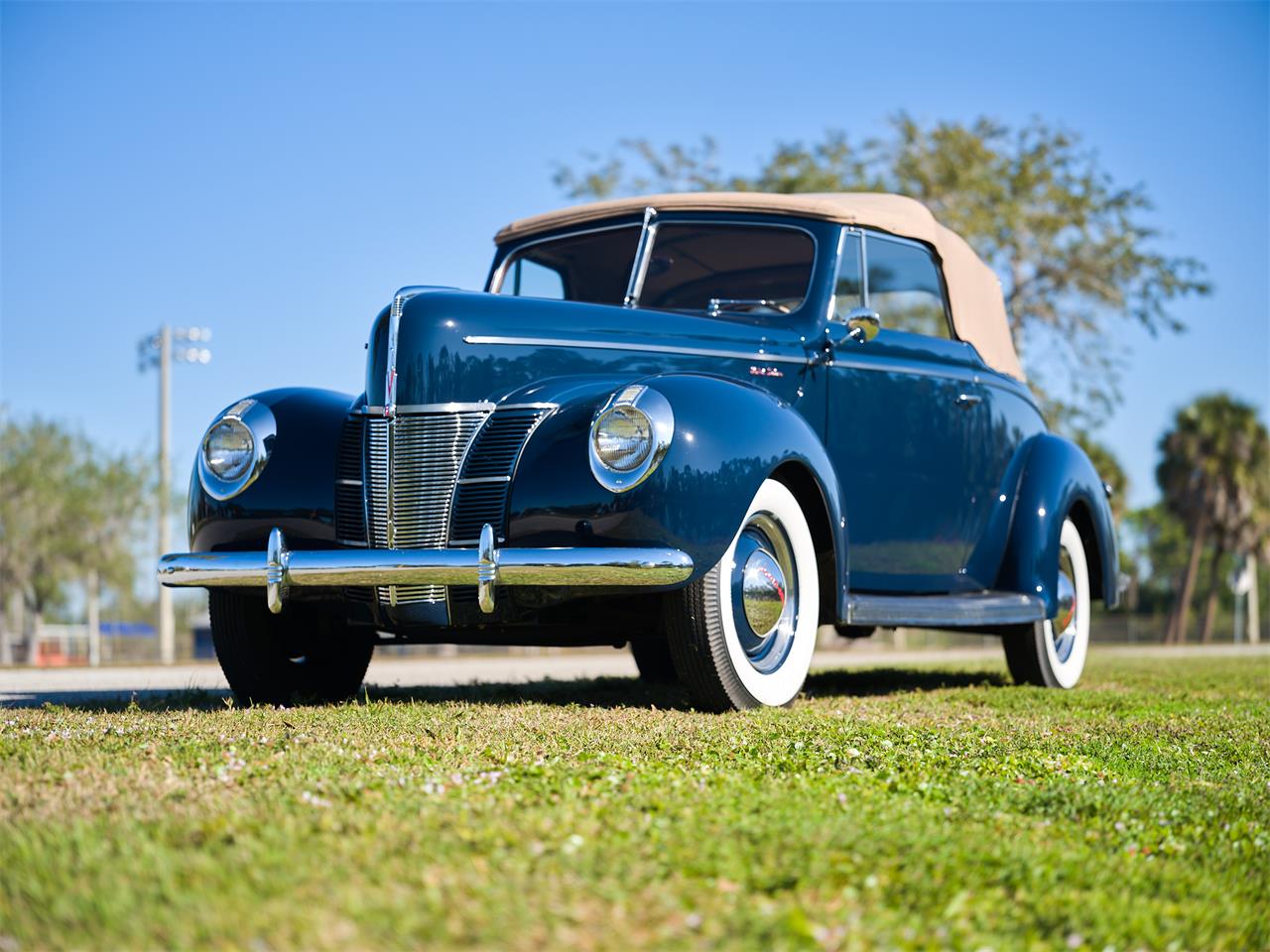 Ford-Deluxe-1940-Lyon-Blue-Tan-34