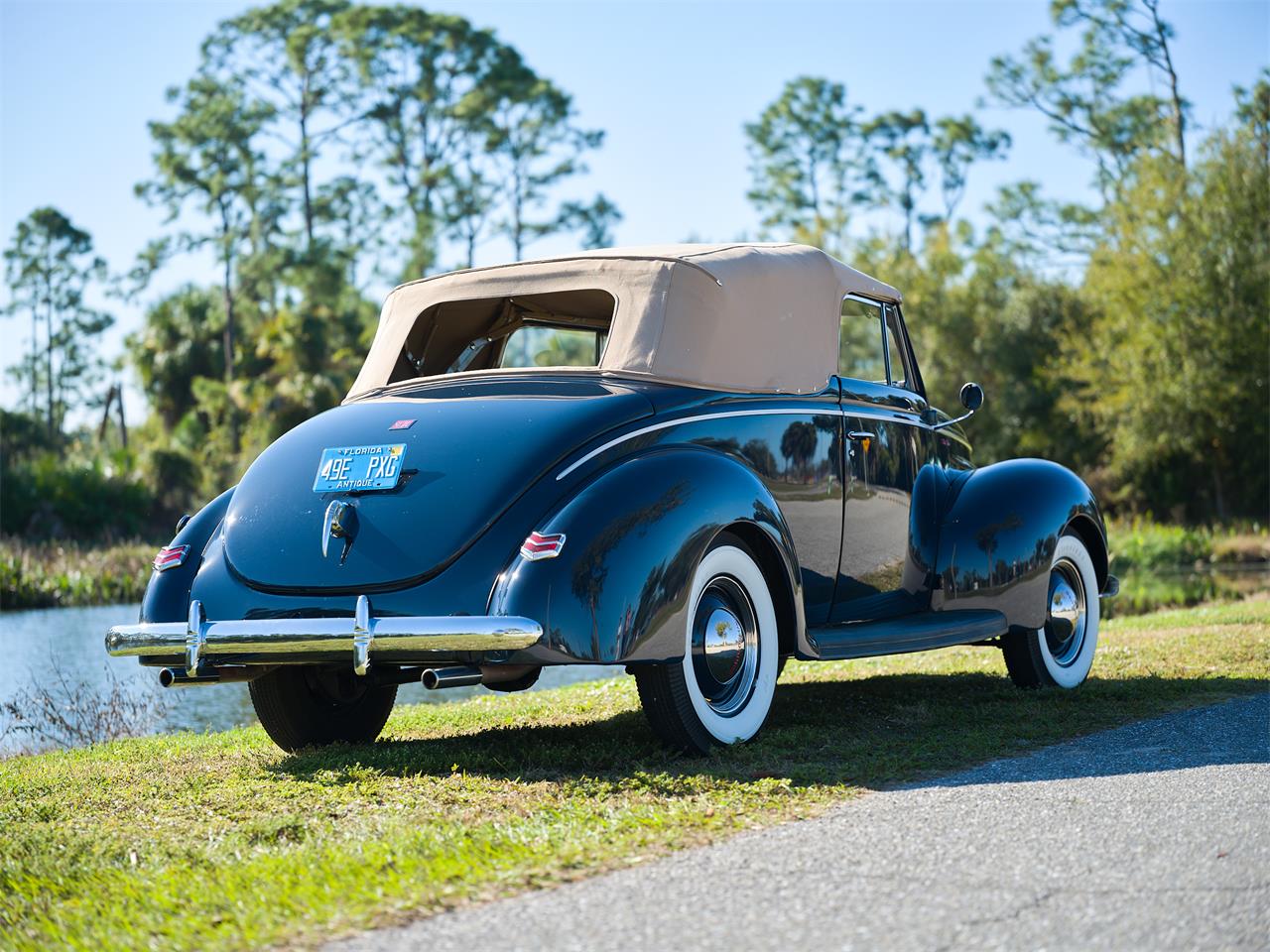Ford-Deluxe-1940-Lyon-Blue-Tan-35