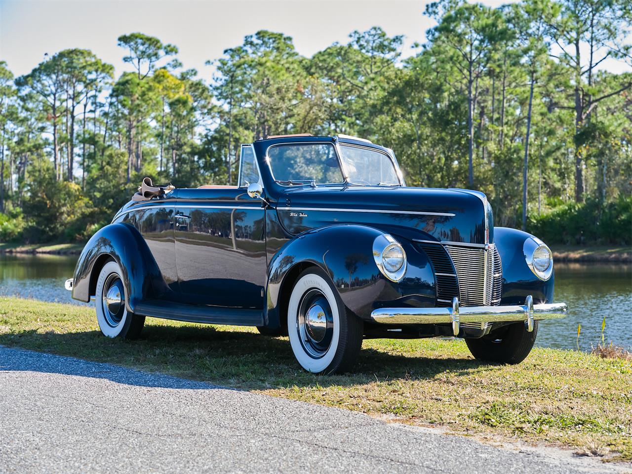 Ford-Deluxe-1940-Lyon-Blue-Tan-36