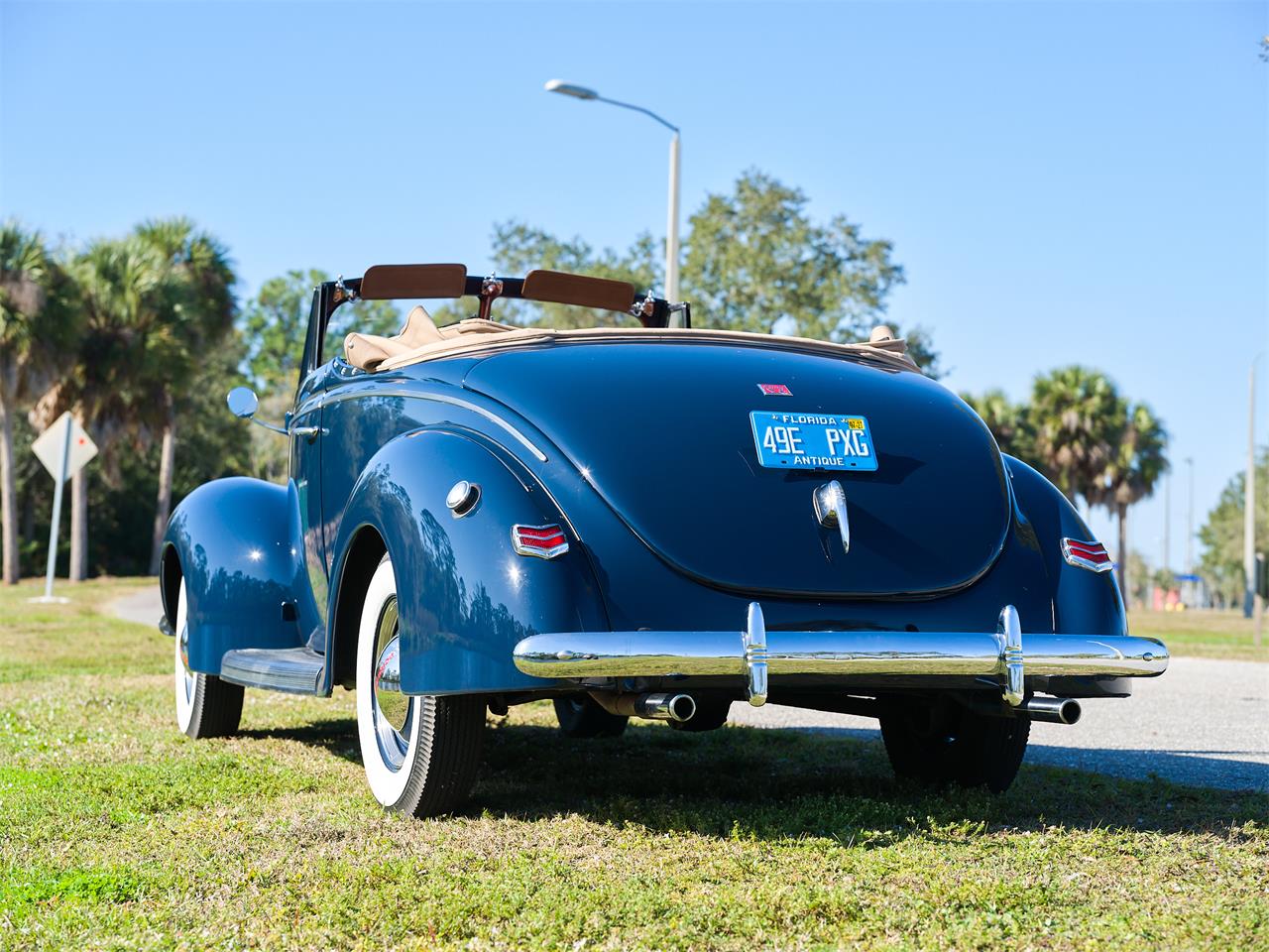 Ford-Deluxe-1940-Lyon-Blue-Tan-38