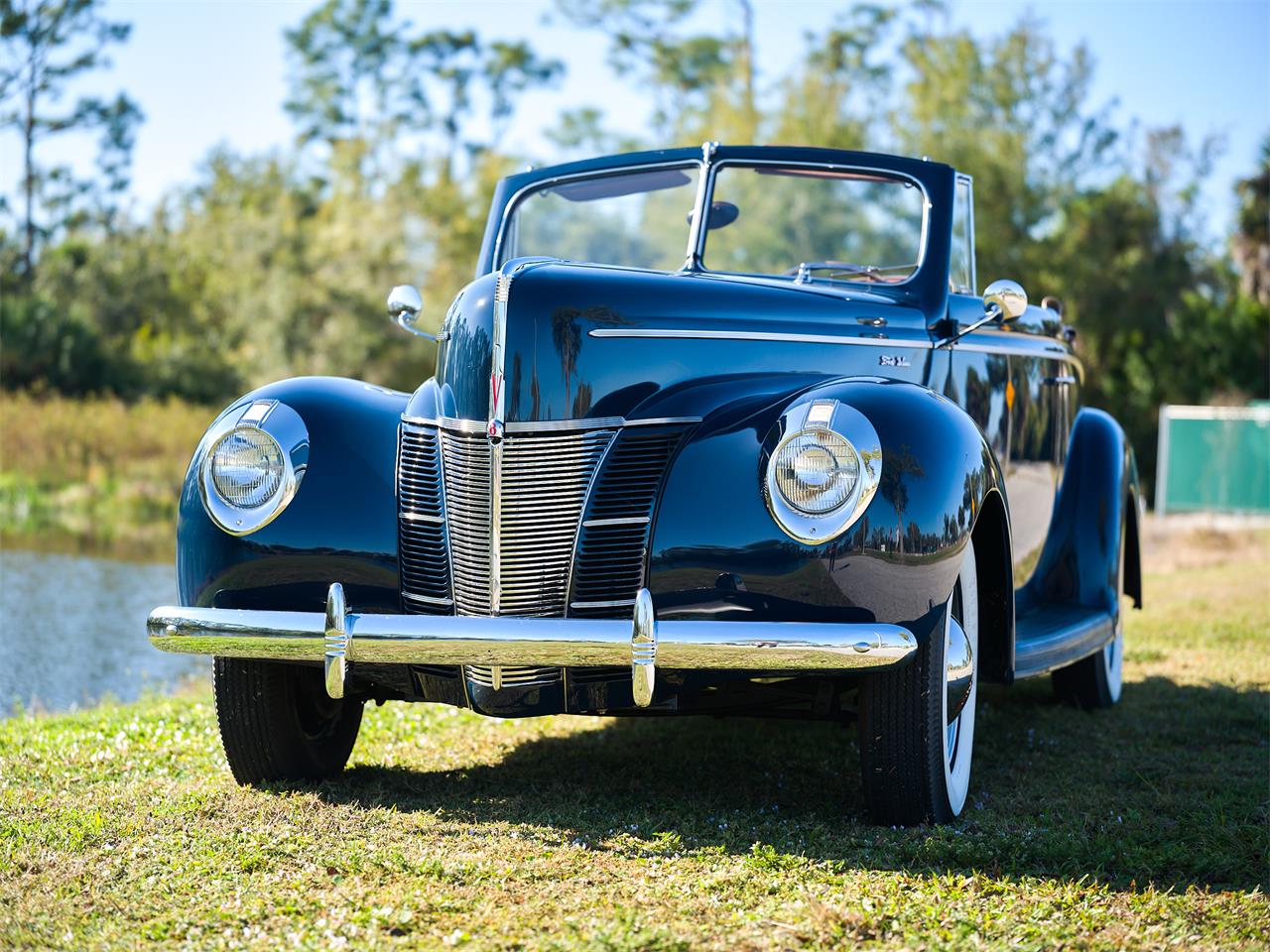 Ford-Deluxe-1940-Lyon-Blue-Tan-40