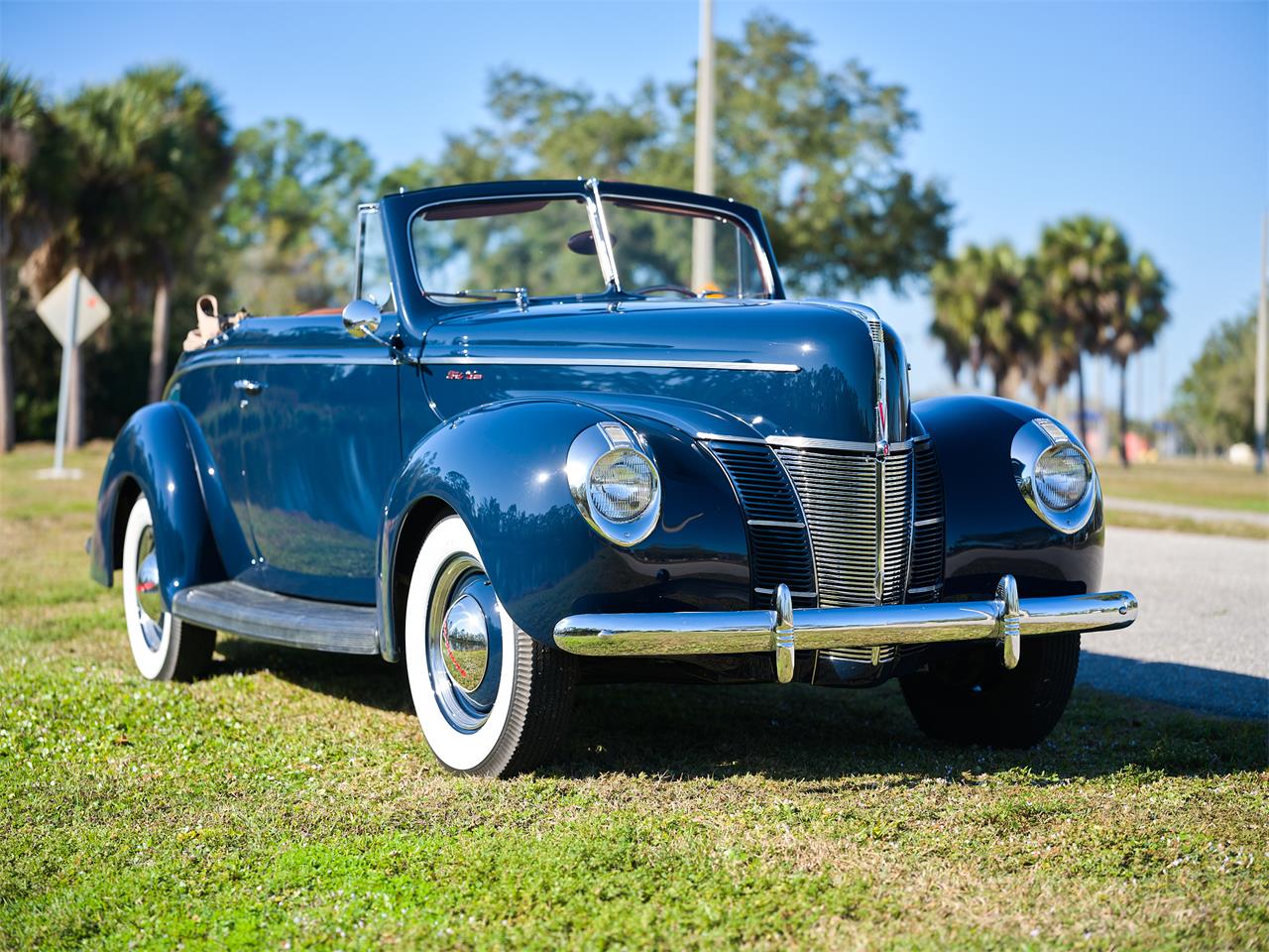 Ford-Deluxe-1940-Lyon-Blue-Tan-41