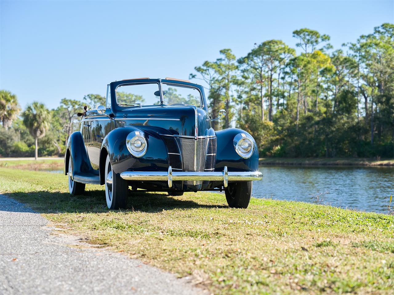Ford-Deluxe-1940-Lyon-Blue-Tan-42