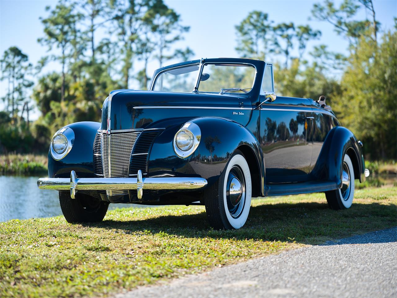 Ford-Deluxe-1940-Lyon-Blue-Tan-43