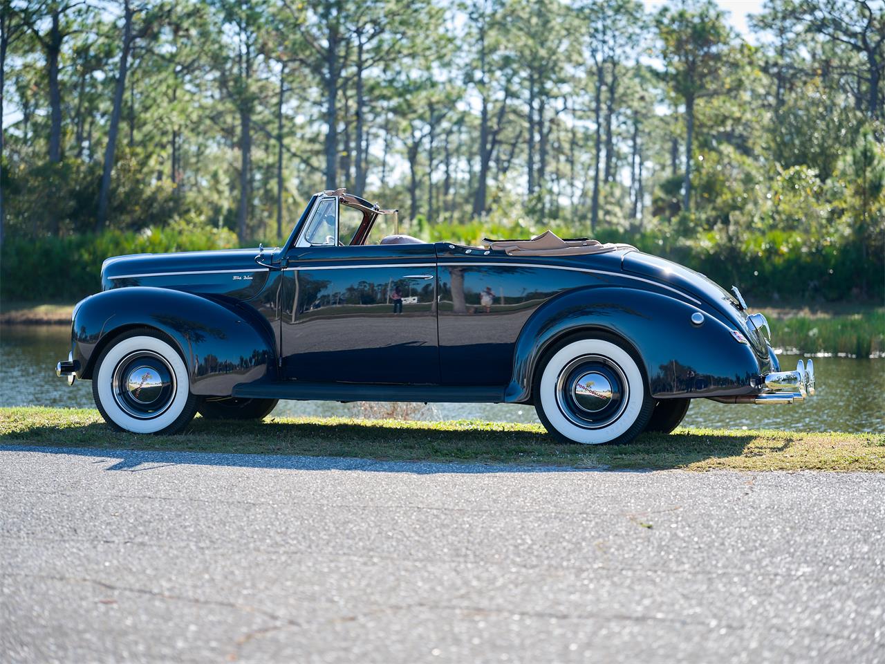 Ford-Deluxe-1940-Lyon-Blue-Tan-45