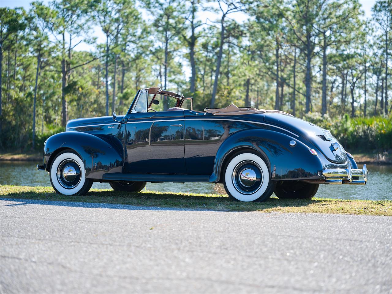 Ford-Deluxe-1940-Lyon-Blue-Tan-46