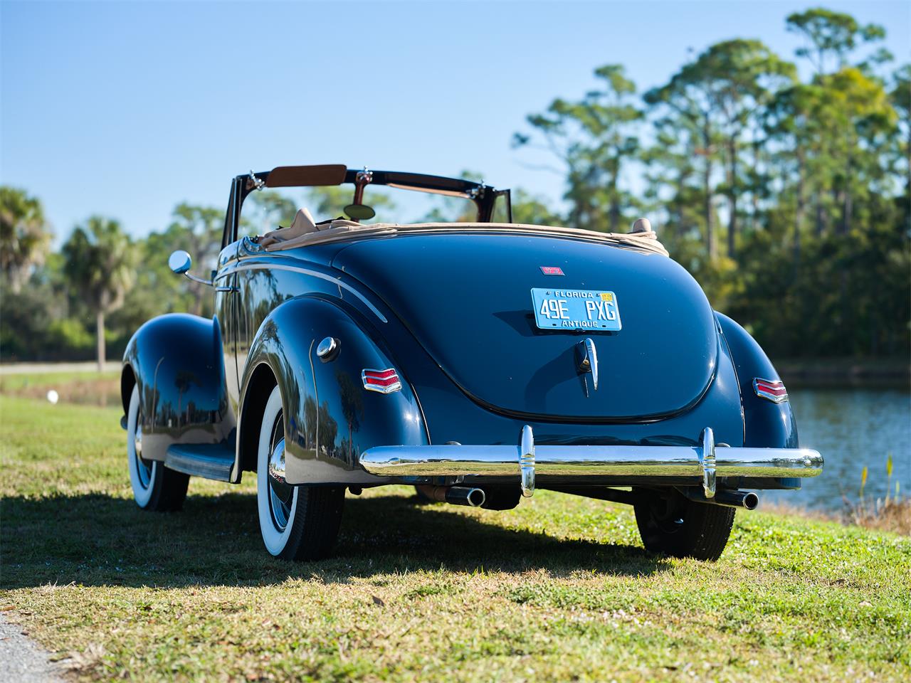 Ford-Deluxe-1940-Lyon-Blue-Tan-47