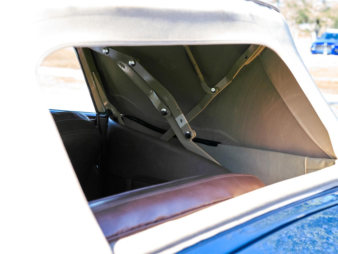 Ford-Deluxe-1940-Lyon-Blue-Tan-62