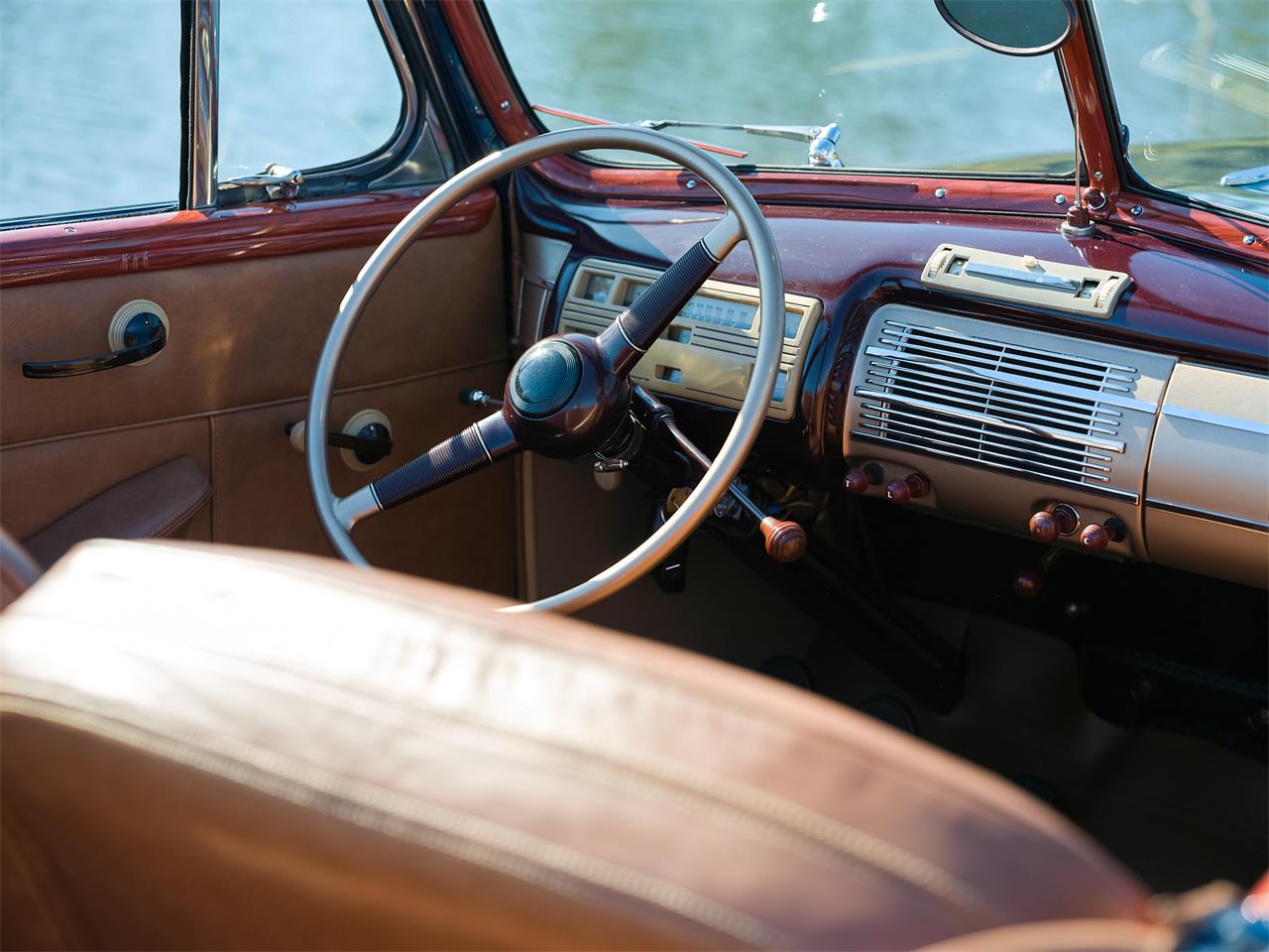 Ford-Deluxe-1940-Lyon-Blue-Tan-77