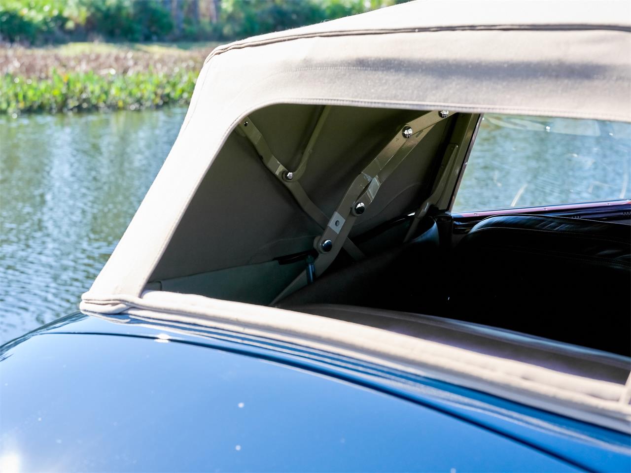 Ford-Deluxe-1940-Lyon-Blue-Tan-9