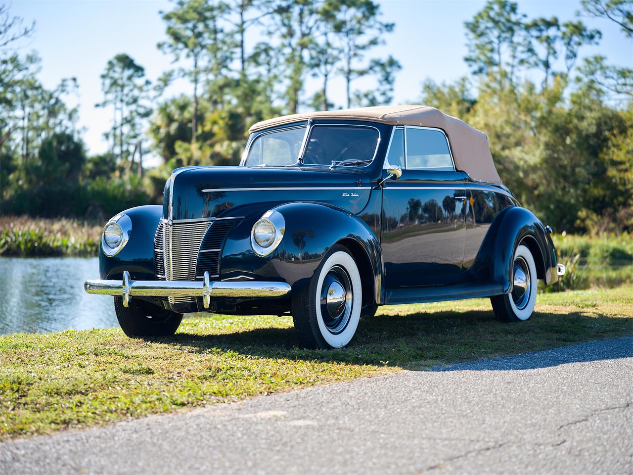 Ford-Deluxe-1940-Lyon-Blue-Tan-92