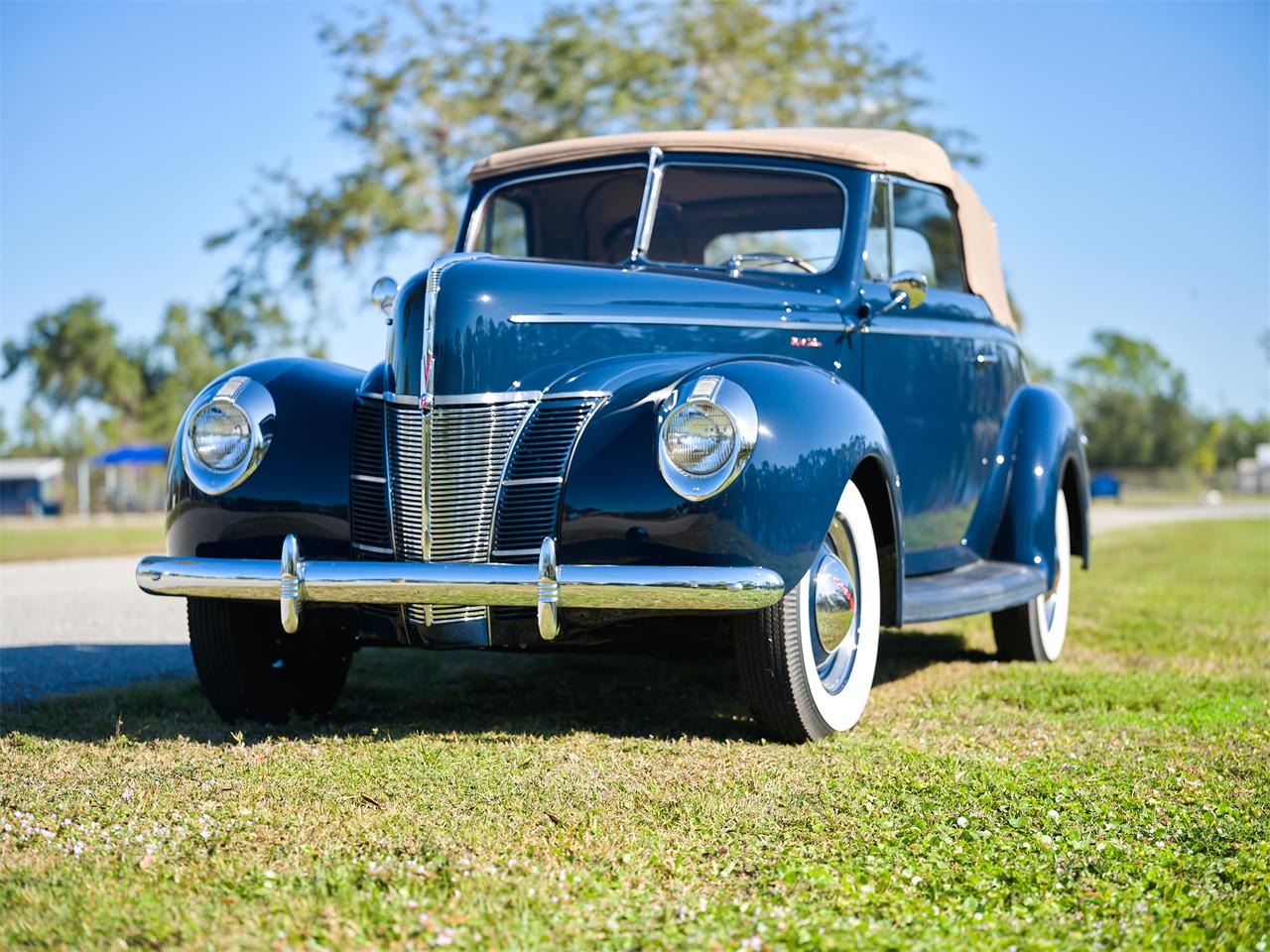 Ford-Deluxe-1940-Lyon-Blue-Tan-93